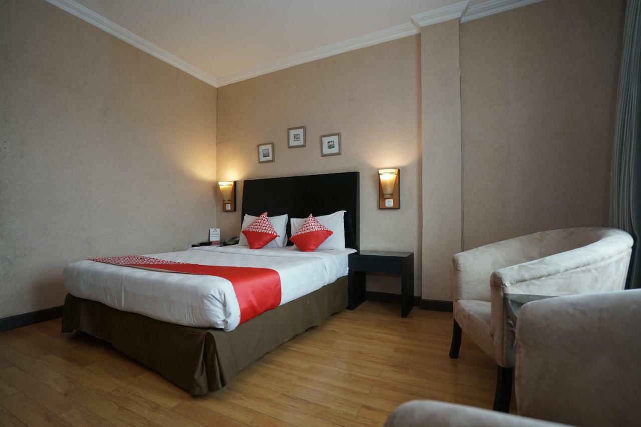 Capital O 1128 Hotel Imara Palembang Extérieur photo