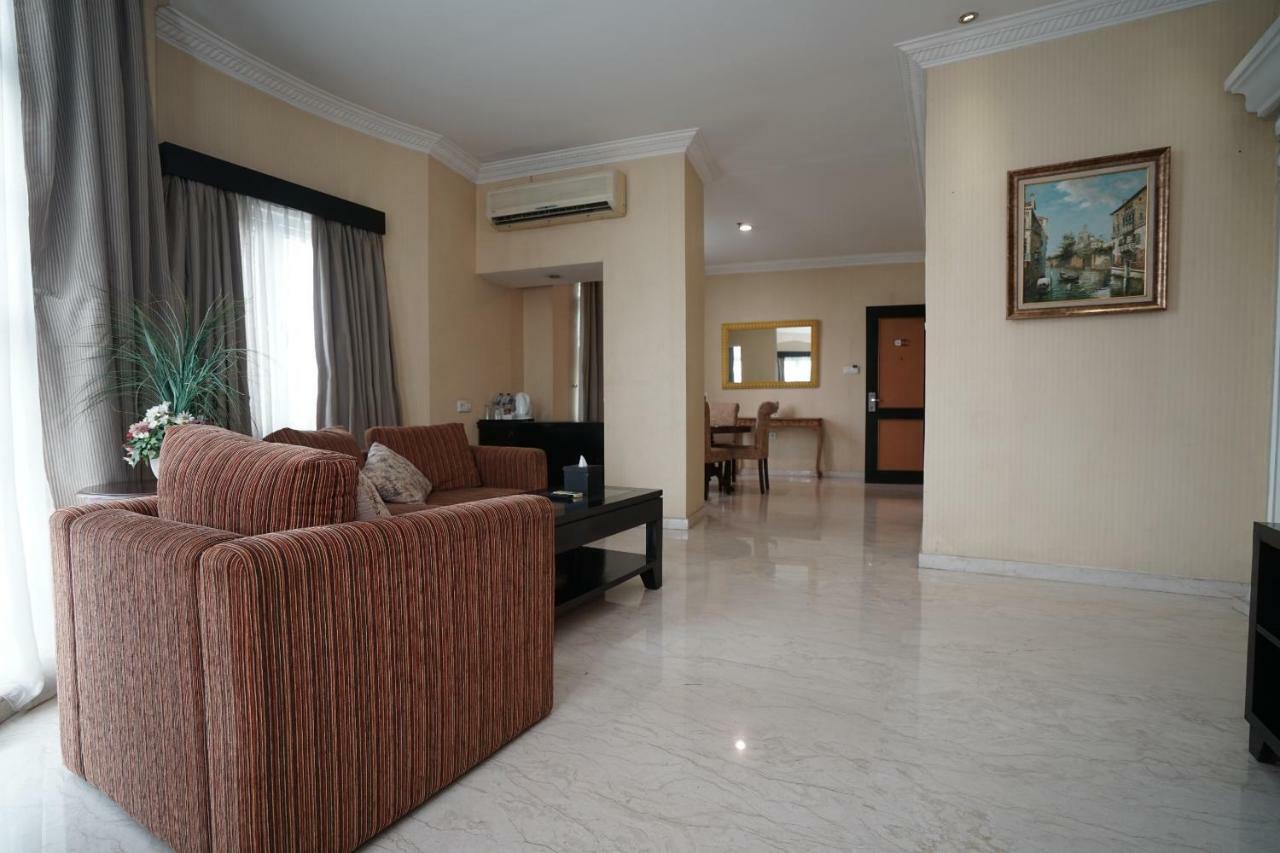 Capital O 1128 Hotel Imara Palembang Extérieur photo
