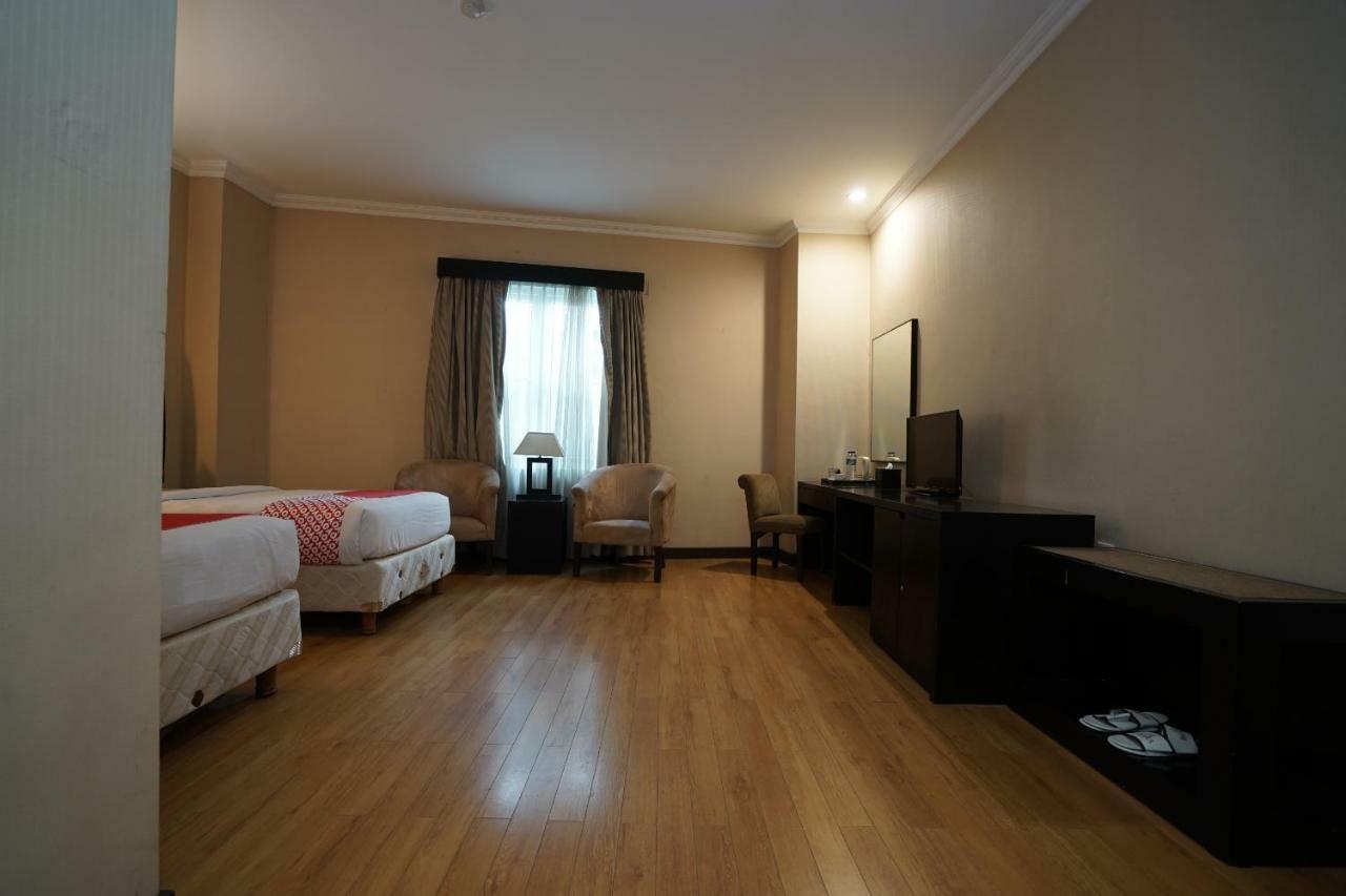 Capital O 1128 Hotel Imara Palembang Extérieur photo