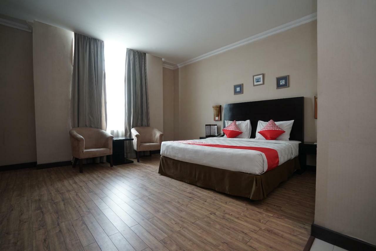 Capital O 1128 Hotel Imara Palembang Extérieur photo